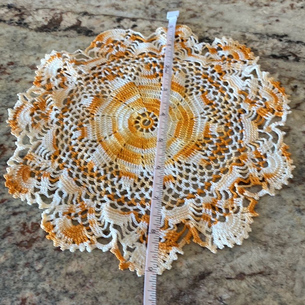 Vintage crochet doily variegated oranges. Hand crocheted. - Picture 4 of 4